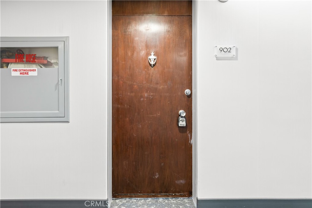 https://media.crmls.org/medias/da973c19-16de-43d4-843f-46678a397626.jpg?preset=X-Large