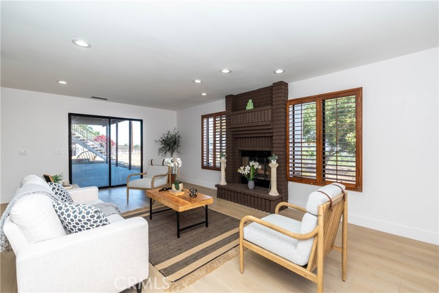 16066 Rancho Verde Circle, Riverside CA: https://media.crmls.org/medias/da9dfa7e-2988-4ec5-8c6e-8eb2c9c3a45b.jpg