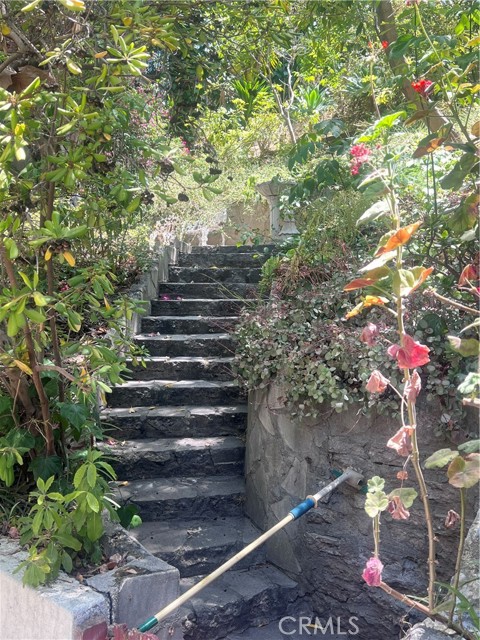 3042 N Beachwood Drive, Los Angeles CA: https://media.crmls.org/medias/da9e1f6e-c535-48ef-9544-ed4a0048a56f.jpg