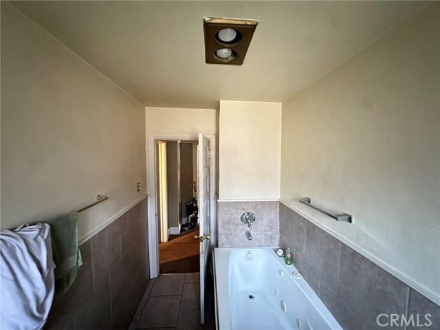 339 W 76th Street, Los Angeles CA: https://media.crmls.org/medias/da9f95ec-3214-486e-99c8-766f0f0ffe1c.jpg