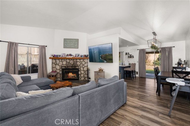 15454 Raymond, Fontana CA: https://media.crmls.org/medias/daa16806-060a-49cc-b614-248f0d733552.jpg