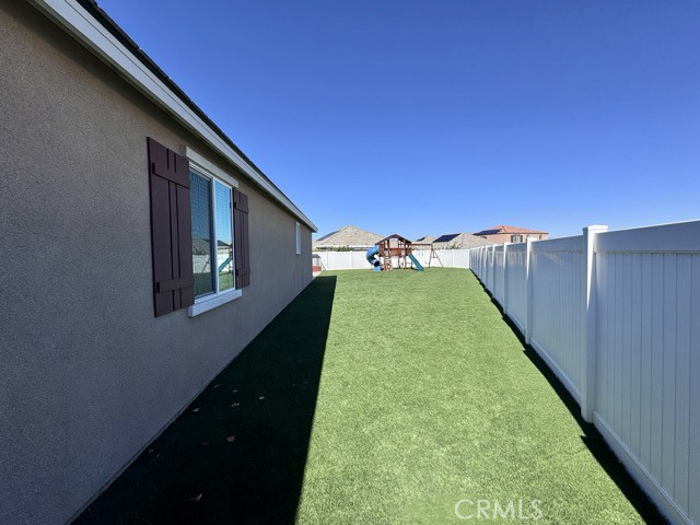 https://media.crmls.org/medias/daa3d7cc-361b-490f-87f1-42073a329737.jpg?preset=X-Large