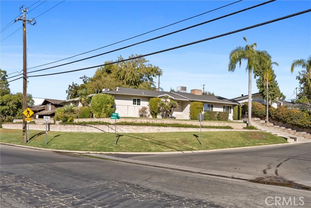 Detail Gallery Image 5 of 56 For 1800 Country Club Dr, Bakersfield,  CA 93306 - 5 Beds | 3 Baths