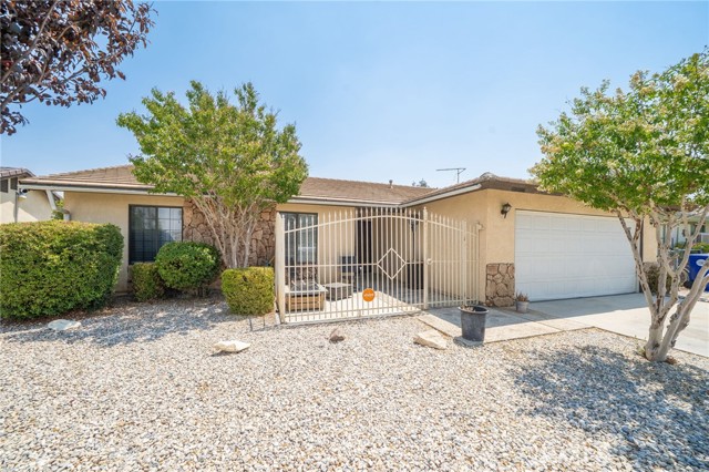 13745 Bel Air Drive, Victorville CA: https://media.crmls.org/medias/daa83b88-c09b-43c3-af42-53bc3fb49a6b.jpg