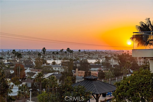 Detail Gallery Image 5 of 39 For 521 Kings Rd, Newport Beach,  CA 92663 - 4 Beds | 4 Baths