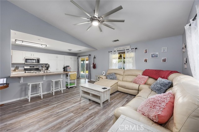 Detail Gallery Image 7 of 37 For 12305 Quiet Pasture Dr, Bakersfield,  CA 93312 - 4 Beds | 2 Baths