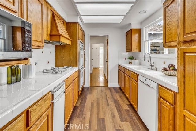 Detail Gallery Image 12 of 27 For 8308 Zelzah, Northridge,  CA 91325 - 3 Beds | 2 Baths