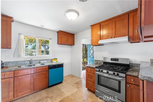 Detail Gallery Image 10 of 33 For 412 N Cerritos Ave, Azusa,  CA 91702 - 3 Beds | 2/1 Baths
