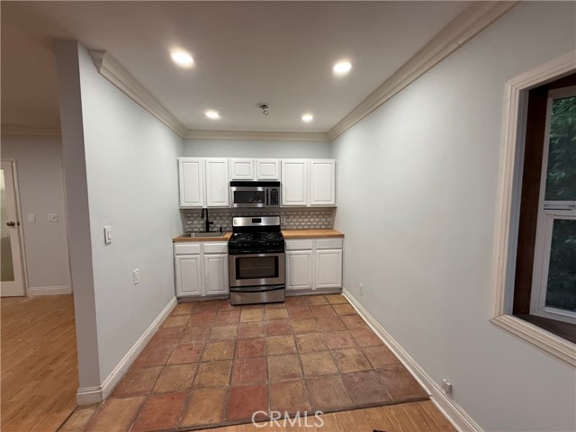 9031 Phyllis Avenue, West Hollywood CA: https://media.crmls.org/medias/daac909c-e056-47f7-a3fc-3e9e4ffa8fd2.jpg