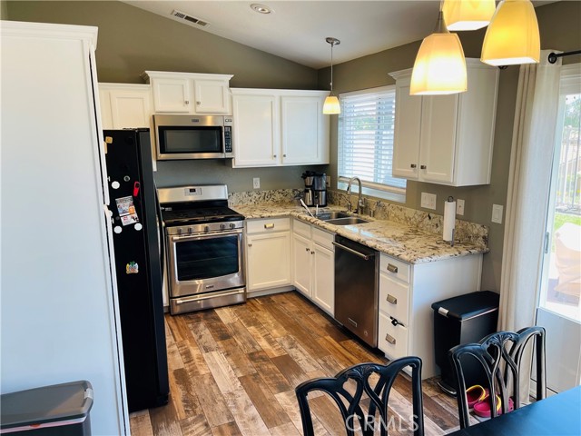 Detail Gallery Image 11 of 38 For 31926 Calle Novelda, Temecula,  CA 92592 - 3 Beds | 2 Baths