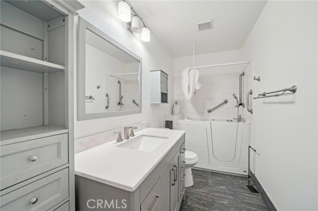 Detail Gallery Image 4 of 18 For 2925 Greenbriar Dr, Ontario,  CA 91761 - 4 Beds | 2 Baths