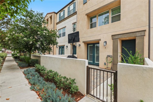649 W Foothill Boulevard, Glendora CA: https://media.crmls.org/medias/daade1c0-0958-4c28-bcfa-75e0e77ff8b1.jpg