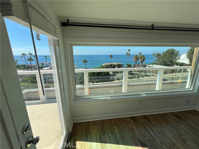 The extensive front deck is a great opportunity to live casualy outside.