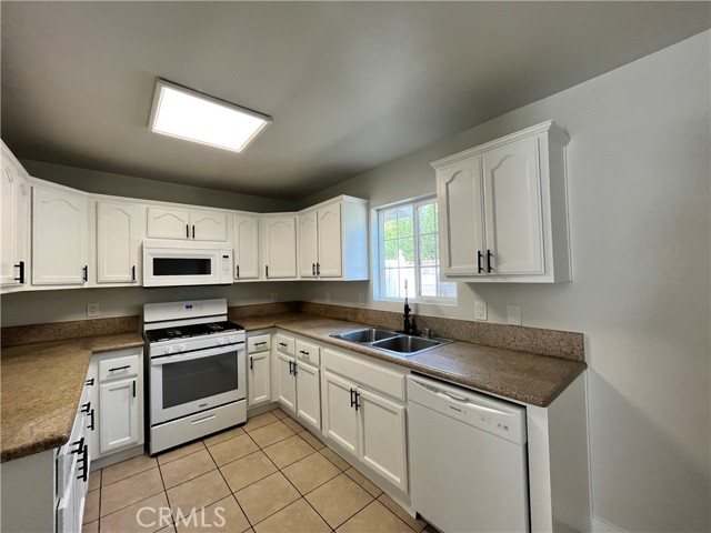 Detail Gallery Image 3 of 10 For 1004 S Riverside Ave a-3,  Rialto,  CA 92376 - 3 Beds | 2/1 Baths
