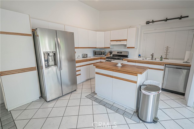 27412 Garza Drive, Saugus CA: https://media.crmls.org/medias/dab641b2-2214-491a-b789-2d846fabcd34.jpg