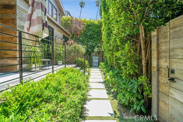 Detail Gallery Image 4 of 75 For 618 6th Ave, Venice,  CA 90291 - 4 Beds | 4 Baths