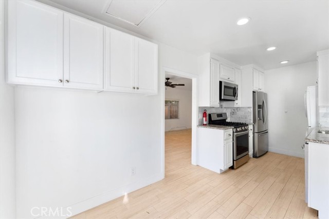 Detail Gallery Image 10 of 66 For 400 17th St, Manhattan Beach,  CA 90266 - 4 Beds | 2 Baths