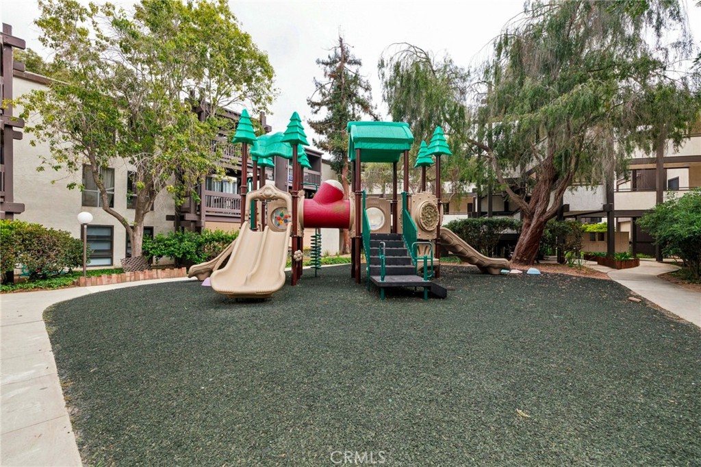 https://media.crmls.org/medias/dab7fd94-fb3d-4f73-a232-e41a9d101bd7.jpg?preset=X-Large