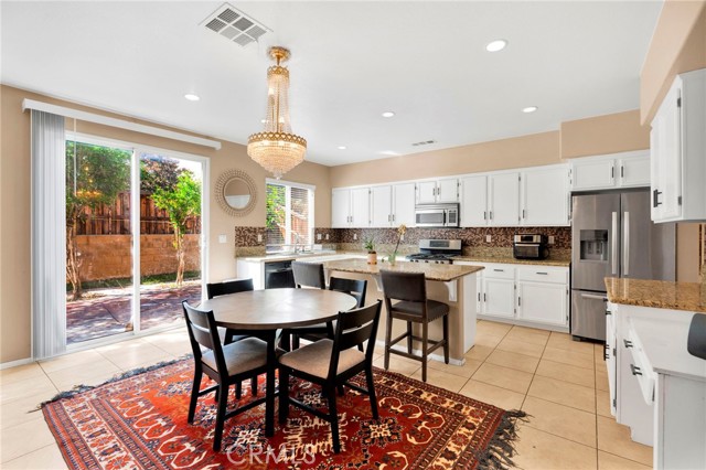 Detail Gallery Image 5 of 74 For 12655 Verano, Victorville,  CA 92392 - 5 Beds | 4/1 Baths