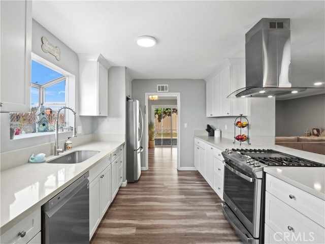 896 Moffatt Circle, Simi Valley CA: https://media.crmls.org/medias/dac2c60e-d27d-4146-82ba-abad83f86c12.jpg