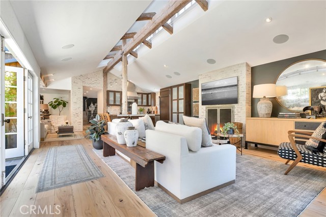 Detail Gallery Image 2 of 23 For 2622 Crestview Dr, Newport Beach,  CA 92663 - 3 Beds | 3 Baths