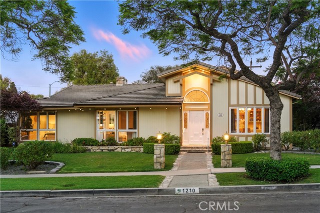 1210 Los Altos Avenue, Long Beach CA: https://media.crmls.org/medias/dac53799-f2b7-4c41-a686-07bfa7c05e03.jpg
