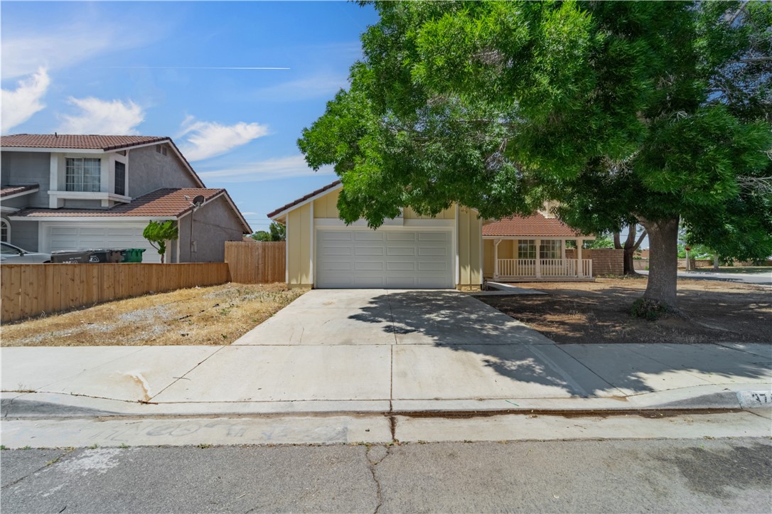 Detail Gallery Image 1 of 39 For 37483 Cambridge Ln, Palmdale,  CA 93550 - 3 Beds | 2 Baths