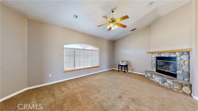 Detail Gallery Image 7 of 65 For 11837 11th Ave, Hesperia,  CA 92345 - 4 Beds | 3 Baths