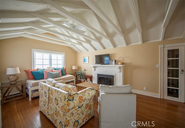 Detail Gallery Image 9 of 43 For 1086 Glenneyre St, Laguna Beach,  CA 92651 - 2 Beds | 1 Baths