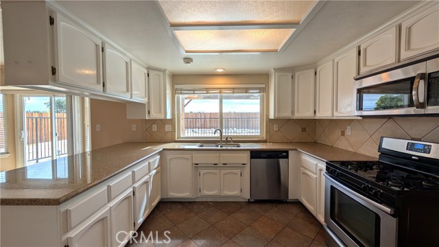 Detail Gallery Image 11 of 49 For 13055 Riverview Dr, Victorville,  CA 92395 - 3 Beds | 2/1 Baths