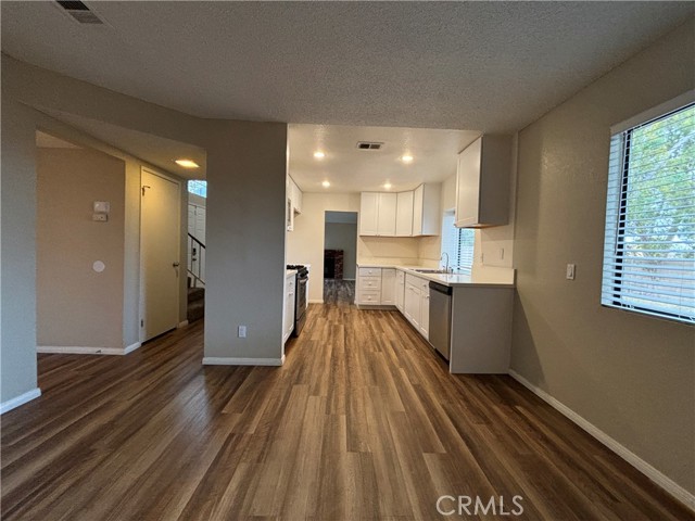 Detail Gallery Image 4 of 34 For 37638 Patty Ct, Palmdale,  CA 93550 - 4 Beds | 2/1 Baths