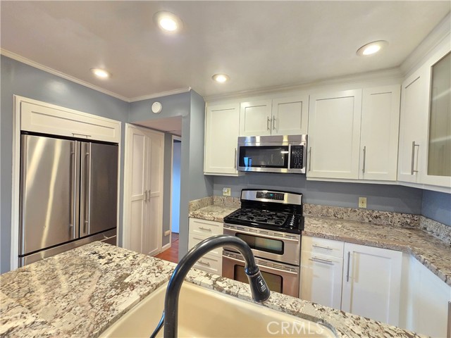 Detail Gallery Image 3 of 31 For 18645 Hatteras St #161,  Tarzana,  CA 91356 - 2 Beds | 1/1 Baths