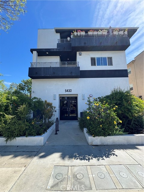 Detail Gallery Image 2 of 27 For 5432 Hermitage Ave #202,  Valley Village,  CA 91607 - 3 Beds | 2 Baths