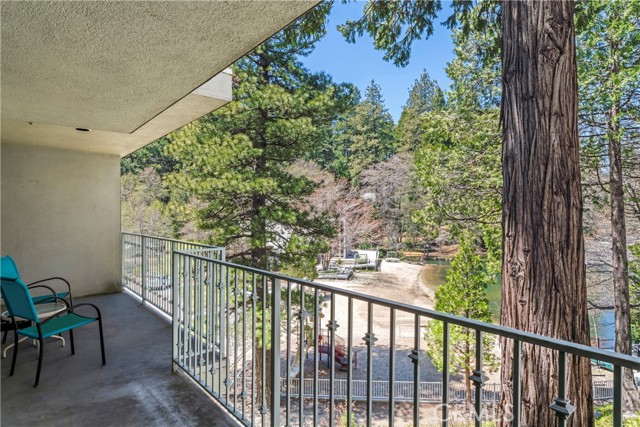 Detail Gallery Image 5 of 40 For 306 Villa Way, Lake Arrowhead,  CA 92352 - 2 Beds | 2 Baths
