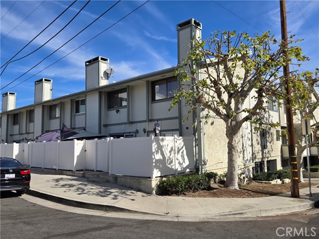 Detail Gallery Image 2 of 21 For 22865 Del Valle St #1,  Woodland Hills,  CA 91364 - 2 Beds | 2/1 Baths