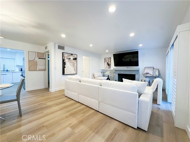 Detail Gallery Image 9 of 21 For 5255 Coldwater Canyon #D,  Sherman Oaks,  CA 91401 - 3 Beds | 3 Baths