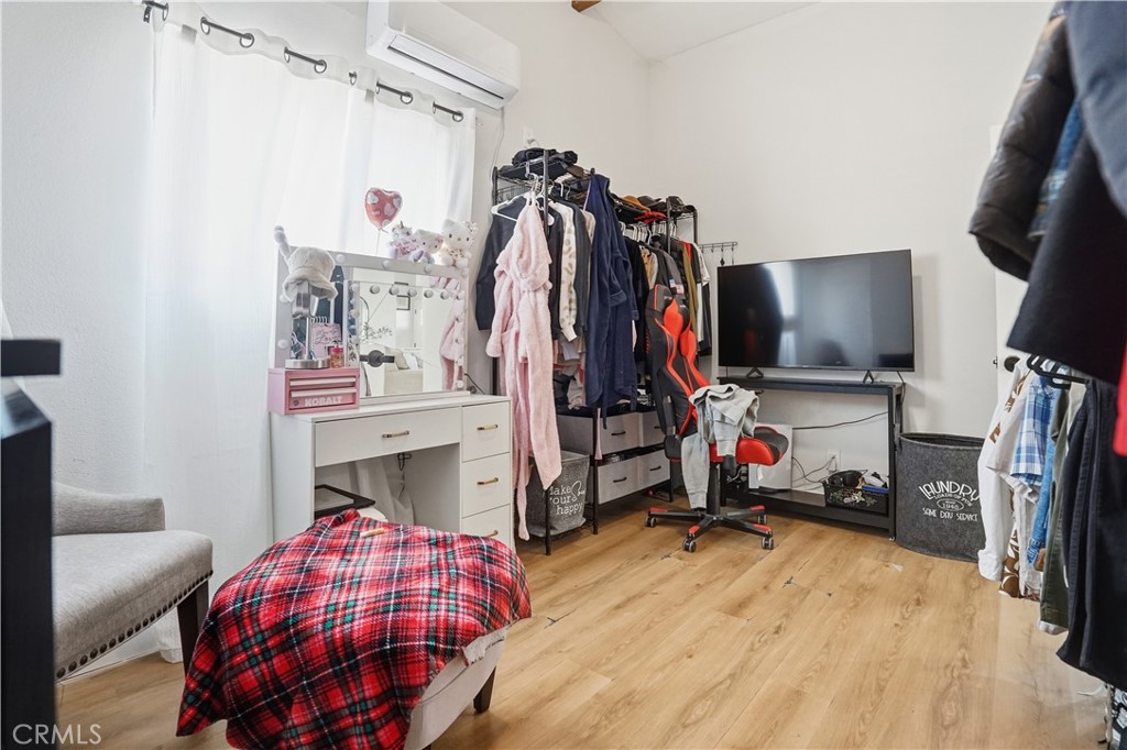 https://media.crmls.org/medias/daced5d8-d1b6-4f5a-8c37-5e7b4a3686f2.jpg?preset=X-Large