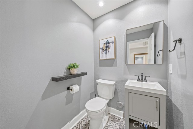 Detail Gallery Image 14 of 37 For 2214 Vista Hogar, Newport Beach,  CA 92660 - 4 Beds | 2/1 Baths