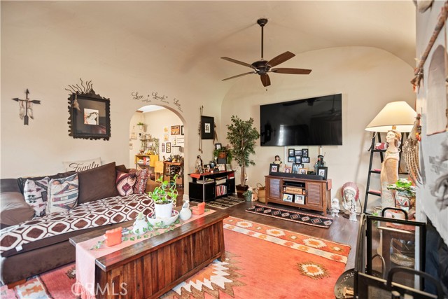Detail Gallery Image 5 of 22 For 1762 N Lugo Ave, San Bernardino,  CA 92404 - 3 Beds | 2 Baths