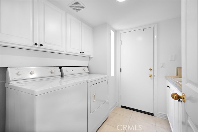 31 Saint Tropez, Newport Beach CA: https://media.crmls.org/medias/dad599ca-e70b-4408-a1ce-38a1fad29802.jpg