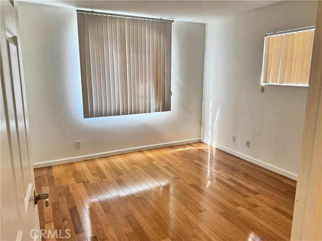 Detail Gallery Image 11 of 18 For 18319 Hart St #3,  Reseda,  CA 91335 - 4 Beds | 4 Baths