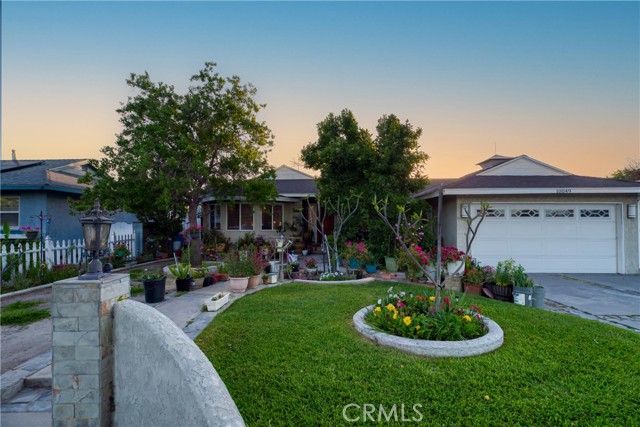 Detail Gallery Image 4 of 40 For 10049 Langdon, –,  CA 91345 - 3 Beds | 3 Baths