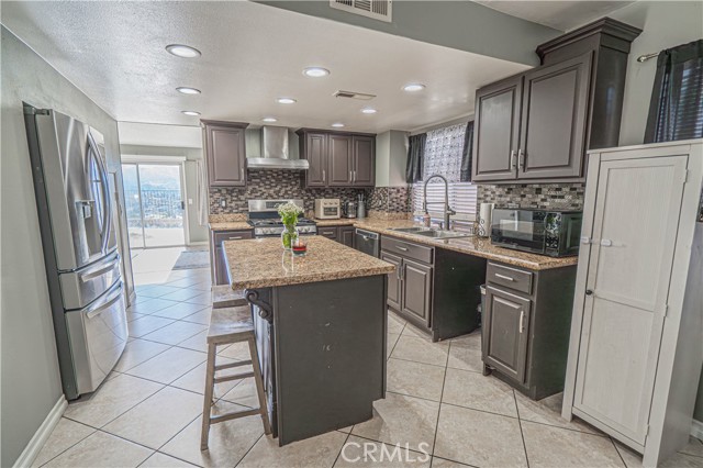 Detail Gallery Image 12 of 48 For 28076 Wildwind Dr, Canyon Country,  CA 91351 - 4 Beds | 3 Baths