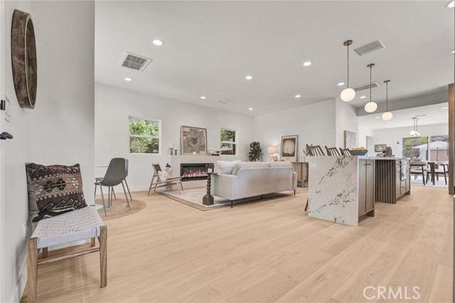 Detail Gallery Image 4 of 37 For 808 S Los Robles Ave, Pasadena,  CA 91106 - 3 Beds | 3 Baths