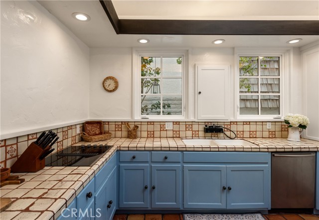 1305 E Balboa Boulevard, Newport Beach CA: https://media.crmls.org/medias/dadce961-7aee-4099-b83b-180b0bac370f.jpg