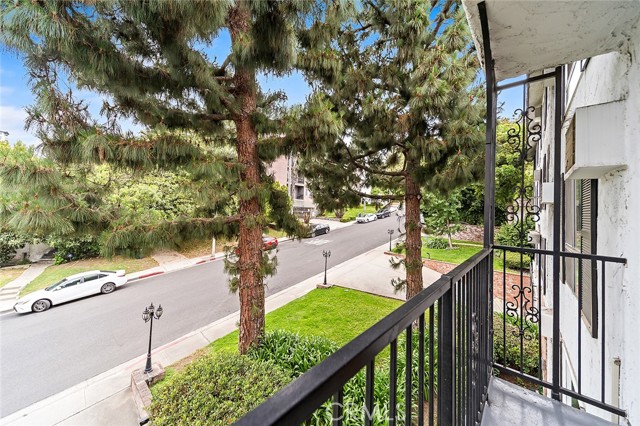 1222 N Olive Dr, West Hollywood CA: https://media.crmls.org/medias/dade2911-0de3-4348-b197-f2e04d817887.jpg