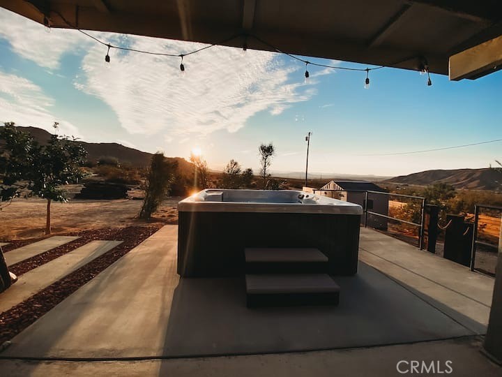 https://media.crmls.org/medias/dae12e92-c9ee-4e35-ae4d-ef2f35260059.jpg?preset=X-Large