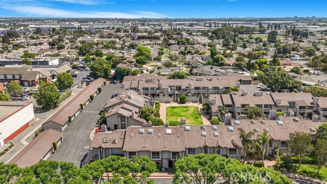 2220 E Chapman Avenue, Fullerton CA: https://media.crmls.org/medias/dae1a594-e9d2-4349-989e-f481c97b9a01.jpg
