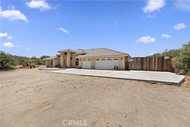 8328 Chateau Road, Phelan CA: https://media.crmls.org/medias/dae463f3-1c03-4492-8e40-7c94c7b94dc5.jpg