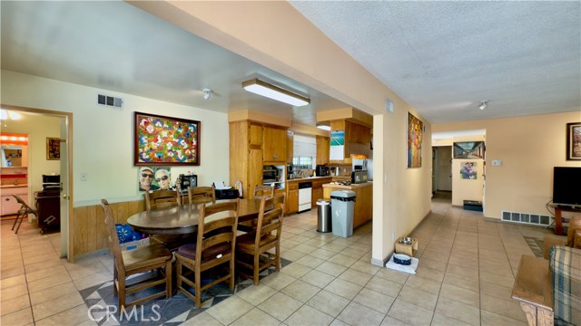 Detail Gallery Image 9 of 34 For 9428 Noble Ave, North Hills,  CA 91343 - 4 Beds | 3 Baths